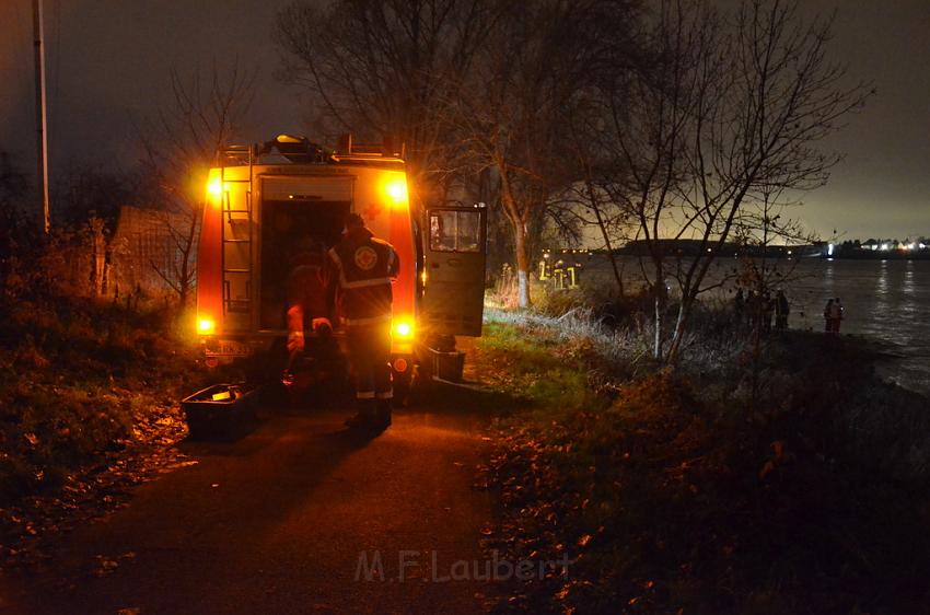 Einsatz BF Koeln PKW im Rhein Mondorf Hersel P004.JPG